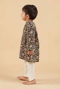 Set Of 2- Kyan Black Kalamkari Printed Cotton Kurta & Off-White Pyjama image 2