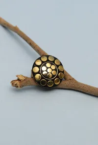 Laq Fashionable Light Weight Circular Gold/Black Color Ring image 2