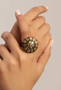 Laq Fashionable Light Weight Circular Gold/Black Color Ring image 6