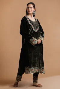 Set Of 3: Dark Jungle Green Kashmiri Tilla Embroidery Phiran With Pant and Dupatta-Free Size image 3