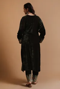 Set Of 3: Dark Jungle Green Kashmiri Tilla Embroidery Phiran With Pant and Dupatta-Free Size image 5