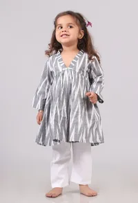 Set of 2: Grey and White Ikat Flared Gathered Kurta with Pants image 1
