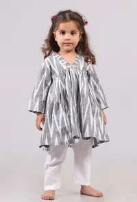 Set of 2: Grey and White Ikat Flared Gathered Kurta with Pants image 2