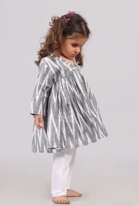 Set of 2: Grey and White Ikat Flared Gathered Kurta with Pants image 3