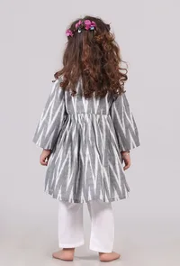 Set of 2: Grey and White Ikat Flared Gathered Kurta with Pants image 4