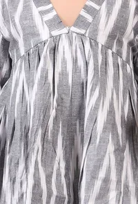 Set of 2: Grey and White Ikat Flared Gathered Kurta with Pants image 5