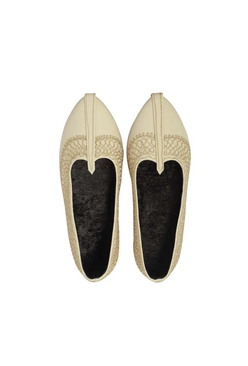Off White Zari Aari Embroidered Juttis