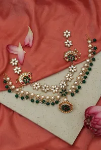 Rajwadi Floral Kundan Maang Tikka image 1