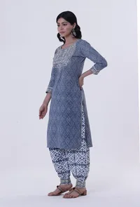 Set Of 2: Blue & White Block Printed Cotton Kurta & Pant image 2