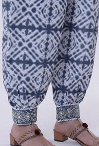 Set Of 2: Blue & White Block Printed Cotton Kurta & Pant image 6