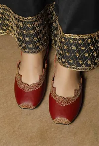 Red cutwork gold embroidered jutti image 2