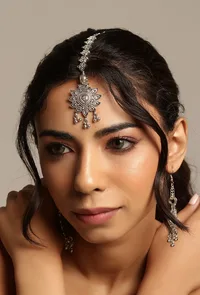 Silver Plated Partywear Trendy Shaped Square Bead Chain Maangtikka With Dangler Earring image 2