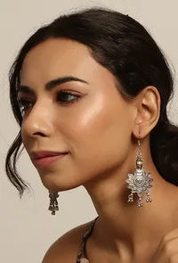 Silver Plated Partywear Trendy Shaped Square Bead Chain Maangtikka With Dangler Earring image 3