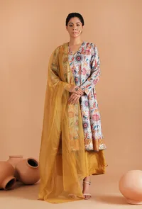 Set Of 3: Nayantara Allover Kalamkari Flared Kalidar Kurta With Flared Pallazo Pants & Organza Dupatta image 1