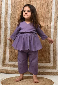 Set Of 2: Mauve Mul Mul Kurta With Pants image 2