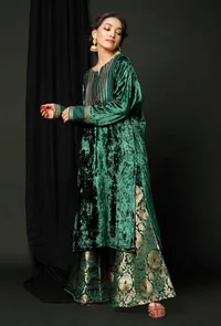 Set of 2 : Green Velvet Phiran and Green Banarsi Brocade Sharara image 3