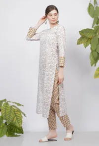 Set of 2: Muse Brown V Neck Floral Hand-Block Printed Straight Fit Cotton Kurta with Muse  Quatrefoil Handblock Cotton Pants image 3