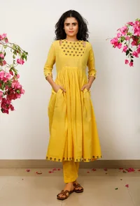 Set of 2: Yellow Cotton Kurta with Yellow Solid straight Cotton Pants image 2