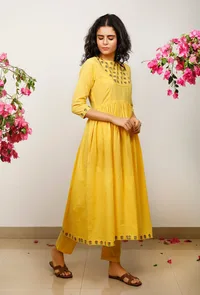 Set of 2: Yellow Cotton Kurta with Yellow Solid straight Cotton Pants image 3