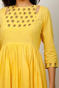 Set of 2: Yellow Cotton Kurta with Yellow Solid straight Cotton Pants image 6