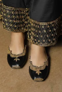 Black cutwork gold embroidered jutti image 2