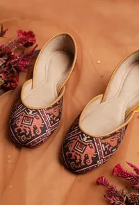 Maroon Silk Patola Print Juttie image 1