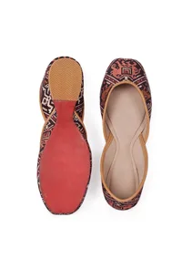 Maroon Silk Patola Print Juttie image 3