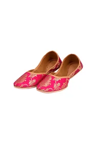 Fuscia Brocade Genuine Leather Punjabi Jutti image 2