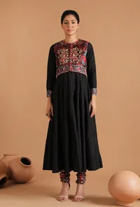 Set Of 3: Avni Solid Kurta Set With Allover Kalamkari Jacket & Allover Kalamkari Chooridar image 1