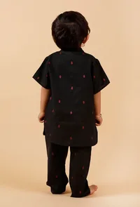 Set Of 2: Black Woven Buti Kurta With Black Woven Buti Pant image 4
