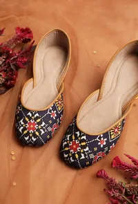 Blue Silk Patola Print Juttie image 1