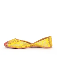 Tuscan Yellow with Pink Brocade Juttis image 3