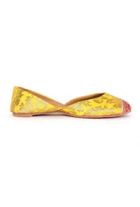 Tuscan Yellow with Pink Brocade Juttis image 4