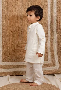 Set Of 2: Off-white Mul Mul Kurta With Off-white Pant image 2