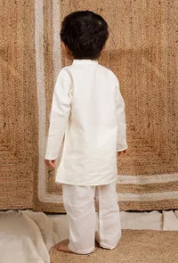 Set Of 2: Off-white Mul Mul Kurta With Off-white Pant image 3