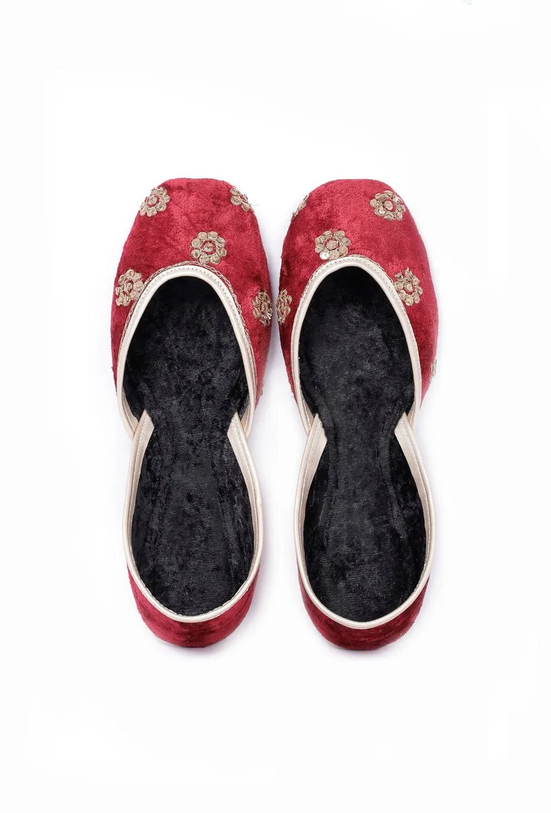 Sindhoori Red Contrast Velvet Jutti