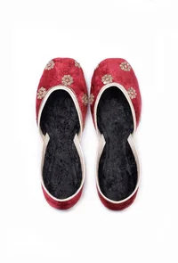 Sindhoori Red Contrast Velvet Jutti image 1