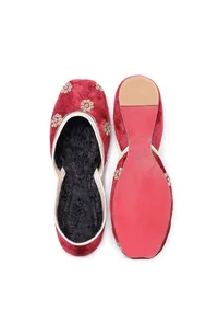 Sindhoori Red Contrast Velvet Jutti image 2