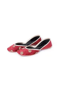 Sindhoori Red Contrast Velvet Jutti image 3