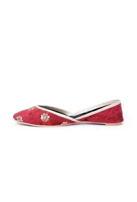 Sindhoori Red Contrast Velvet Jutti image 4