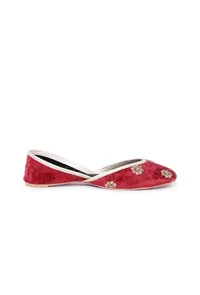 Sindhoori Red Contrast Velvet Jutti image 5