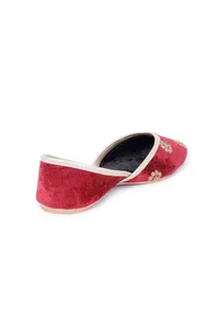 Sindhoori Red Contrast Velvet Jutti image 6