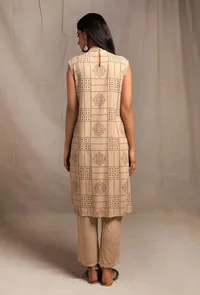 Set of 2: Ecru Hand Block Printed Sleeveless Kurta with Ecru Straight Fit Narrow Pants image 3