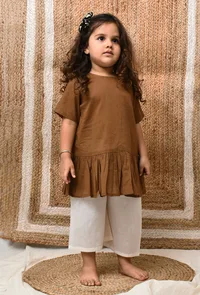 Set Of 2: Brown Mul Mul Kurta With Off-White Pants image 1
