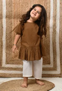 Set Of 2: Brown Mul Mul Kurta With Off-White Pants image 2