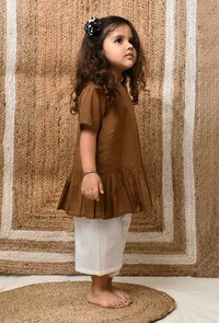 Set Of 2: Brown Mul Mul Kurta With Off-White Pants image 3