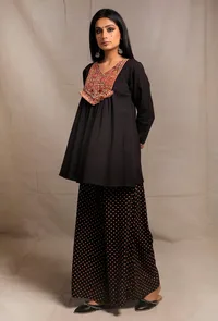 Black Front Embroidered Gathered Short Kurta image 2