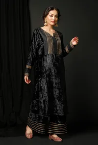 Set of 3 : Black Velvet Phiran with Black Velvet Pallazo and Black Velvet Odhani with Organza Border image 2