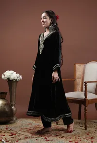 Zalima Black Velvet Tilla Embroidered Phiran Kurta image 3