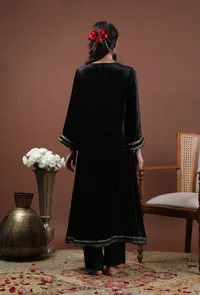 Zalima Black Velvet Tilla Embroidered Phiran Kurta image 4